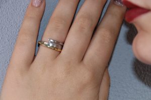 ring r476 r 374 AU g en wit 675.- mt 57 0.03ct. 5.3gr Goud en zilveren ring
