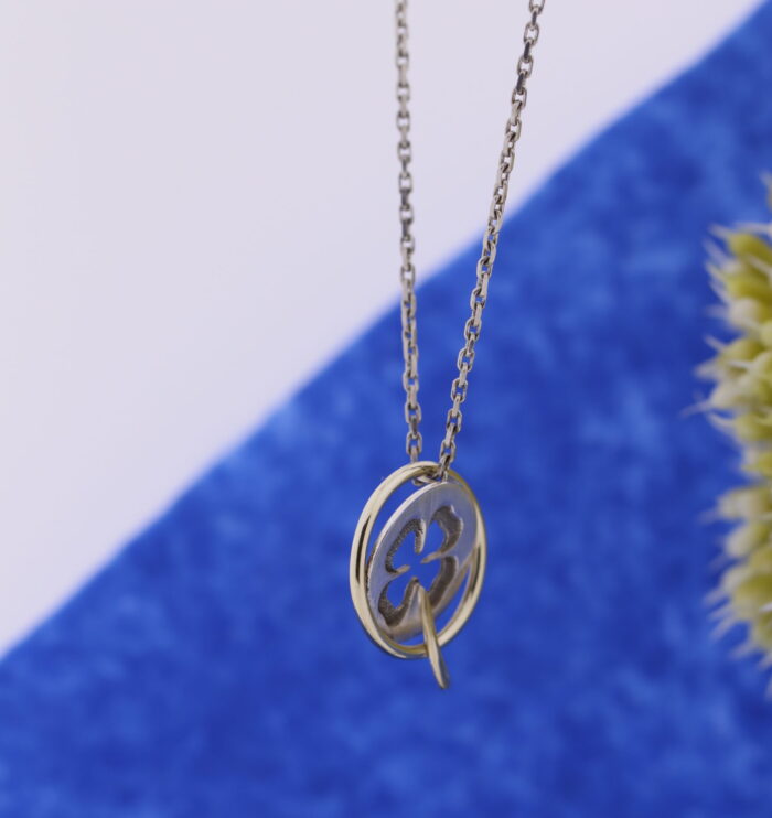 Zilver gouden hanger met klaver 4